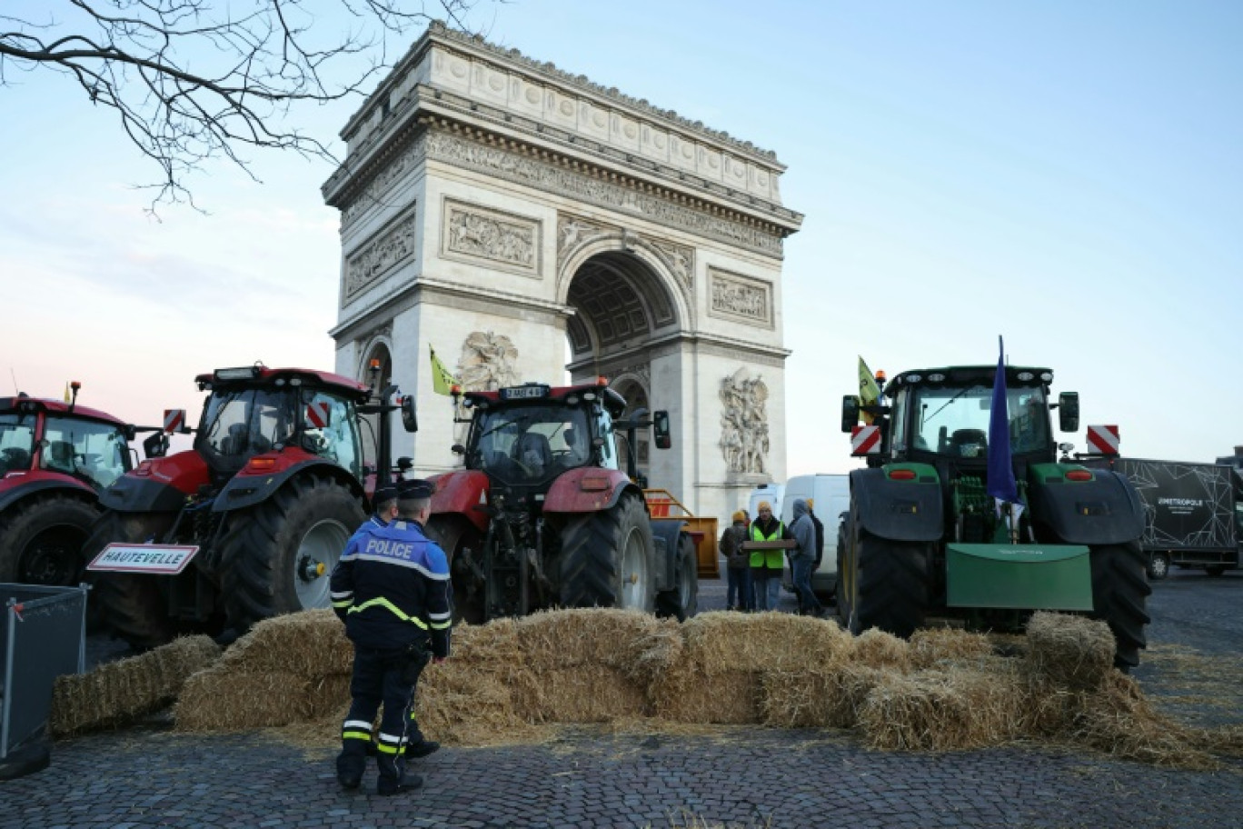 Des bottes de foin sont deversées devant l'Arc de Triomphe vendredi 1er mars 2024 dans une opération coup de poing menée par la Coordination rurale © Thomas SAMSON