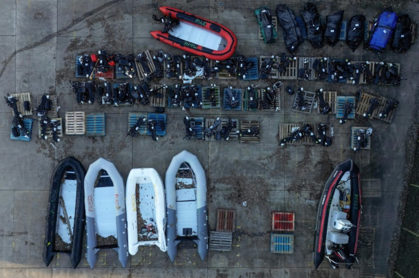 Vue aérienne sur des bateaux qui auraient été utilisés par des migrants pour traverser la Manche depuis la France, remisés sur le port de Douvres, dans le sud-est de l'Angleterre, le 16 janvier 2024 © Ben STANSALL