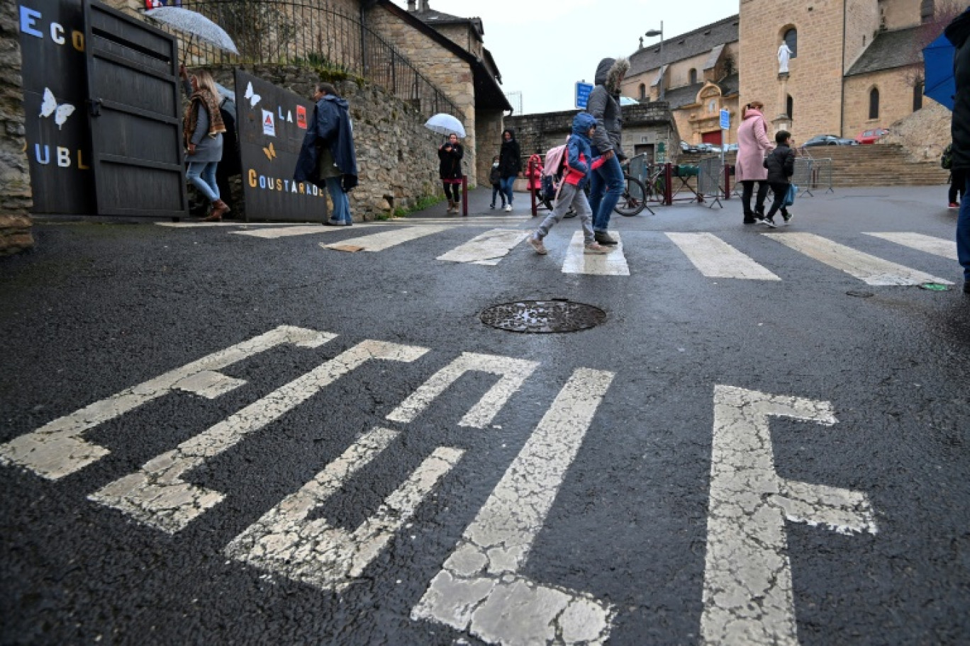 Devant l'école primaire "La Coustarade", à Marvejols (Lozère), le 27 février 2024 © Sylvain THOMAS