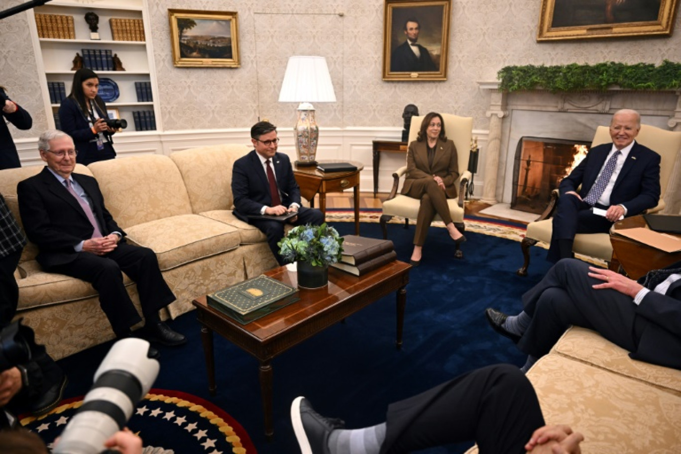 Les responsables du Congrès reçus par Joe Biden dans le Bureau ovale de la Maison Blanche le 27 février 2024 © Jim WATSON