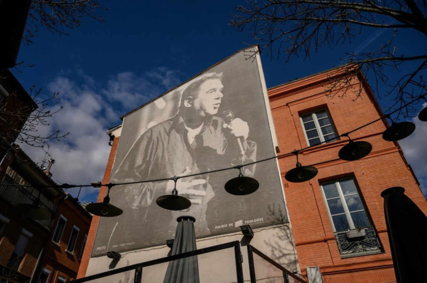 Une photographie d'Odile Mangion du chanteur de jazz français Claude Nougaro sur un mur dans une rue de Toulouse, dans le sud-ouest de la France, le 29 février 2024 © Ed JONES