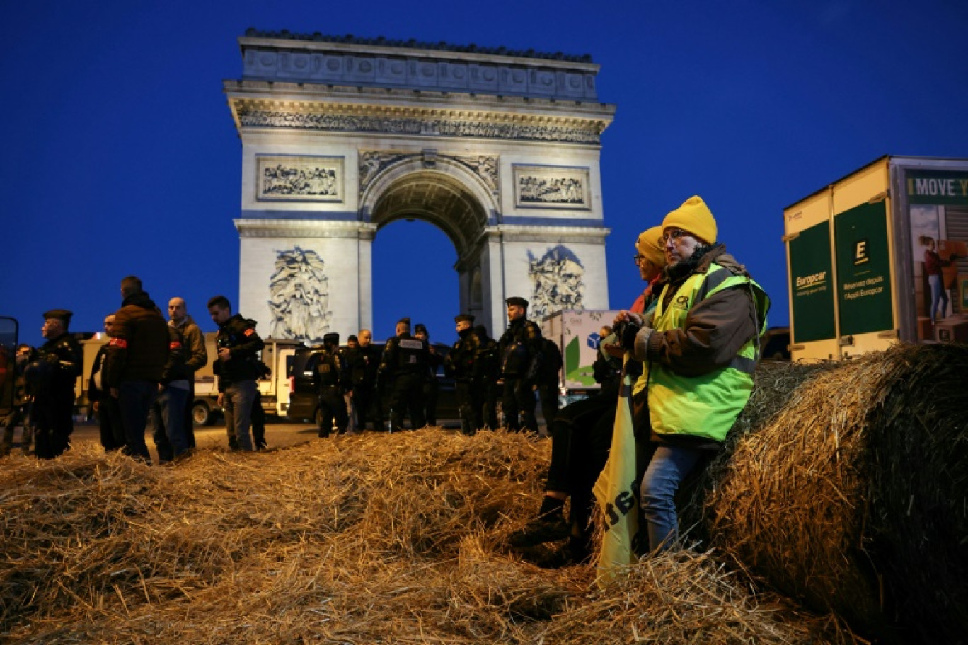 Des agriculteurs de la Coordination rurale mènent une action coup de poing vendredi matin le 1er mars 2024 devant l'Arc de Triomphe à Paris © Thomas SAMSON