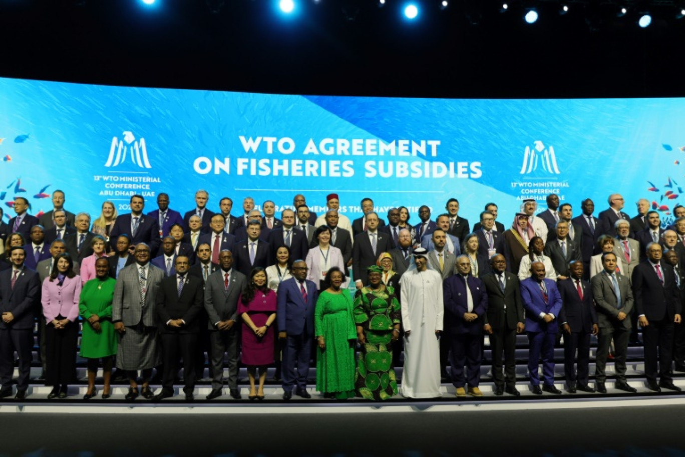 Photo de famille des participants à la réunion ministérielle de l'OMC, le 26 février 2024 à Abou Dhabi © Giuseppe CACACE