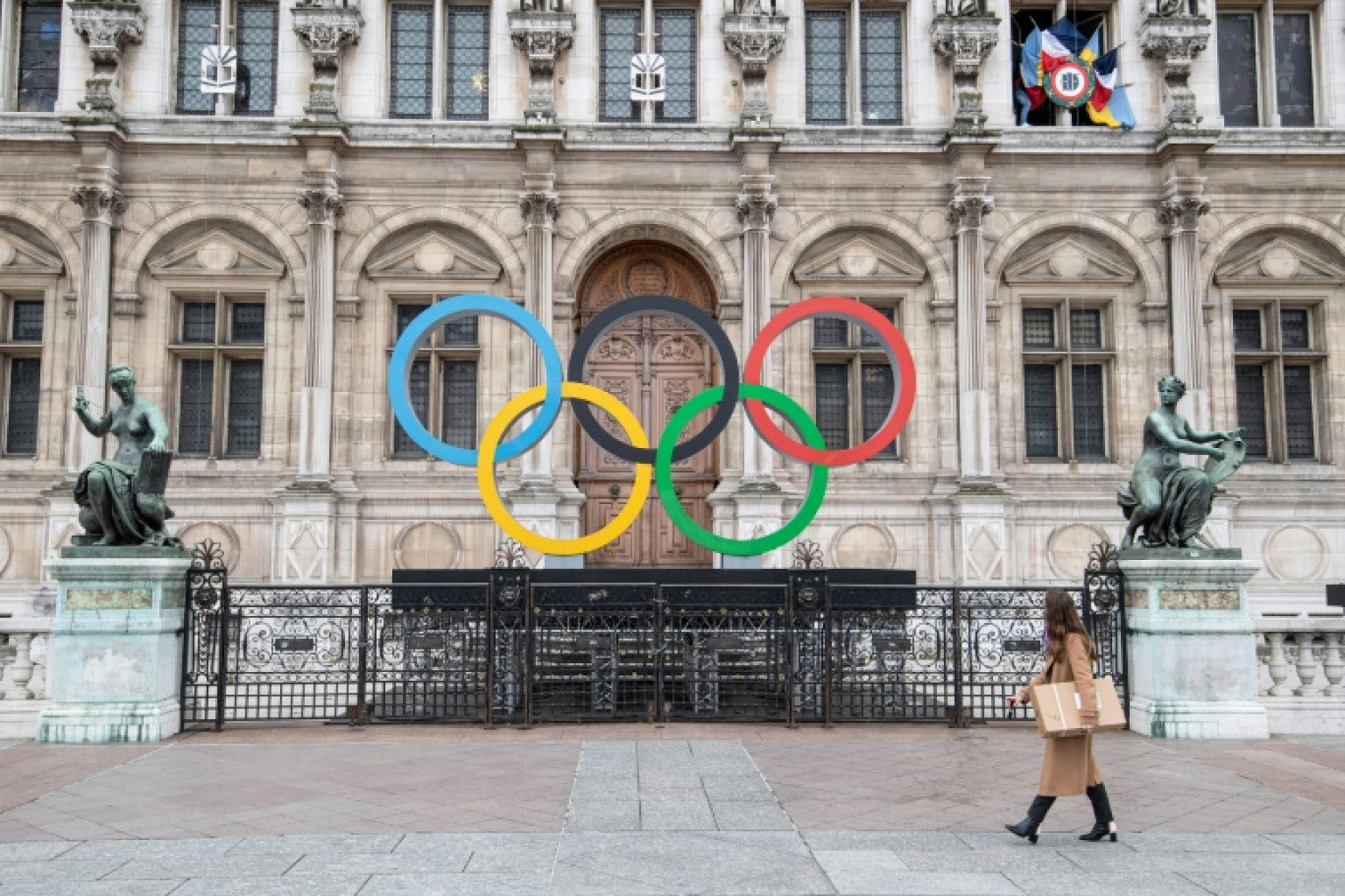 Les anneaux olympiques sont exposés devant la mairie de Paris pour célébrer les Jeux olympiques 2024, le 13 mars 2023 © ALAIN JOCARD