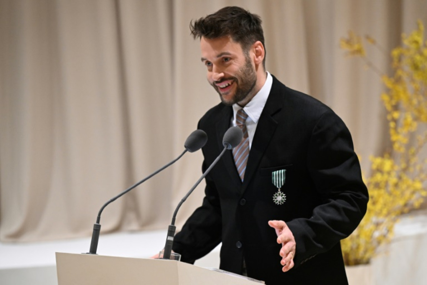 Le directeur de la maison de mode Jacquemus, Simon Porte Jacquemus, décoré Chevalier des Arts et des Lettres, le 2 mars 2024 à Paris © MIGUEL MEDINA