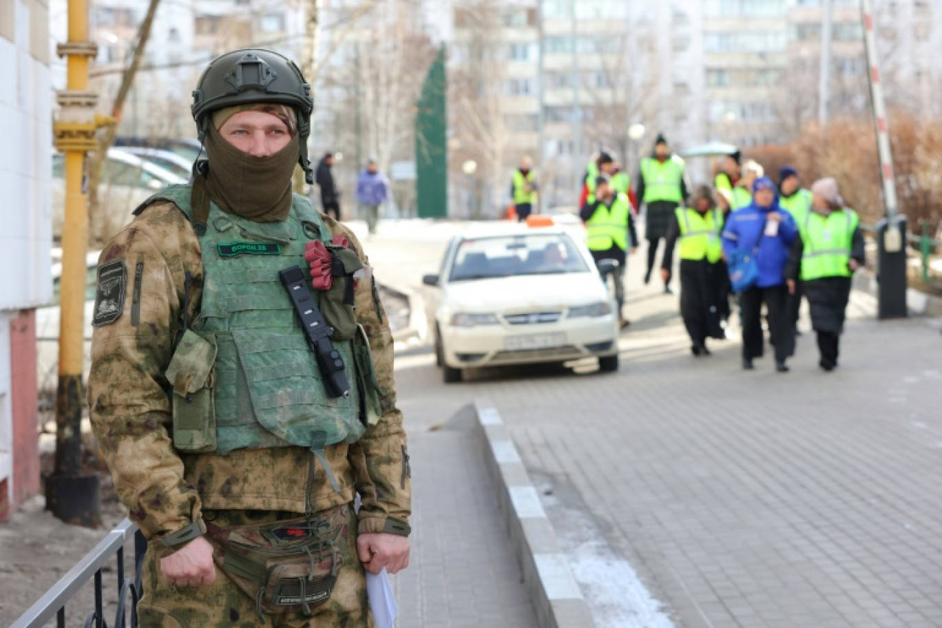 Des volontaires des unités d'autodéfense participent à un exercice d'évacuation, à Belgorod, dans le sud-ouest de la Russie, frontalière avec l'Ukraine, le 28 février 2024 © STRINGER