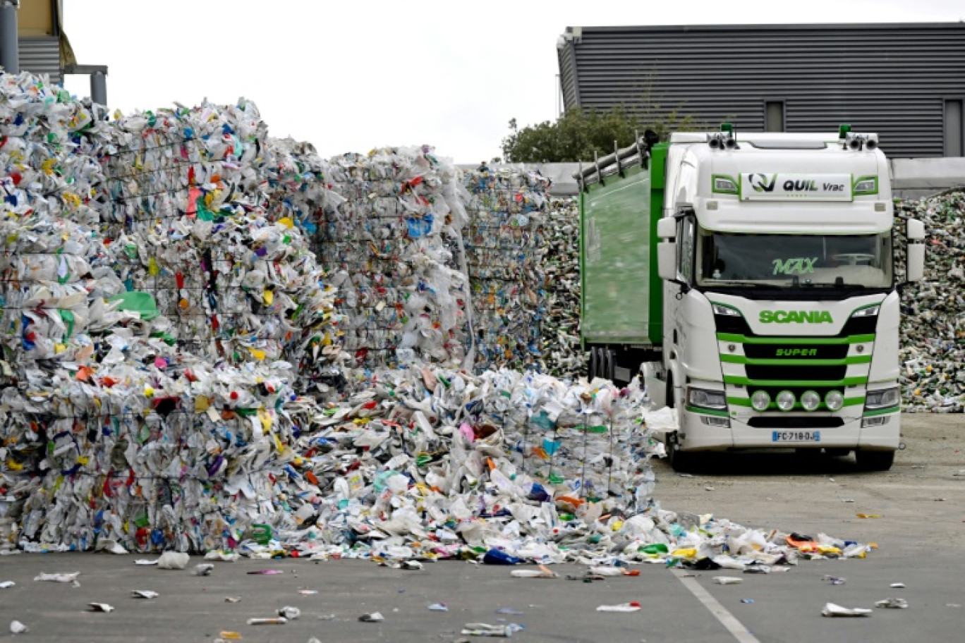 Des déchets plastiques dans un centre de traitement, à Vert-Le-Grand (Essonne), le 24 octobre 2022 © Emmanuel DUNAND