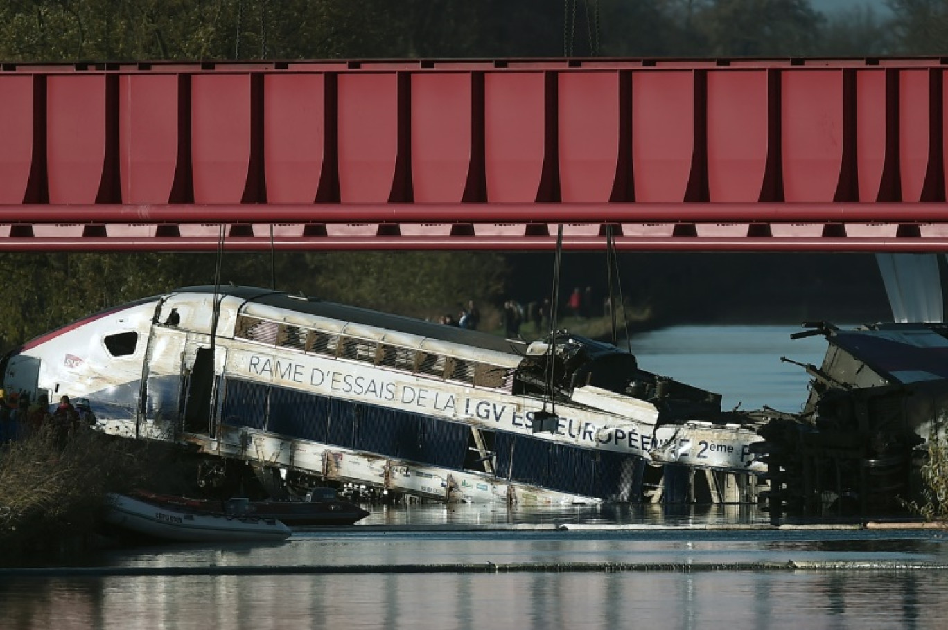 Photo prise le 13 novembre 2017 d'une stèle en mémoire des 11 personnes mortes dans le déraillement d'un TGV le 14 novembre 2015 à Eckwersheim © PATRICK HERTZOG