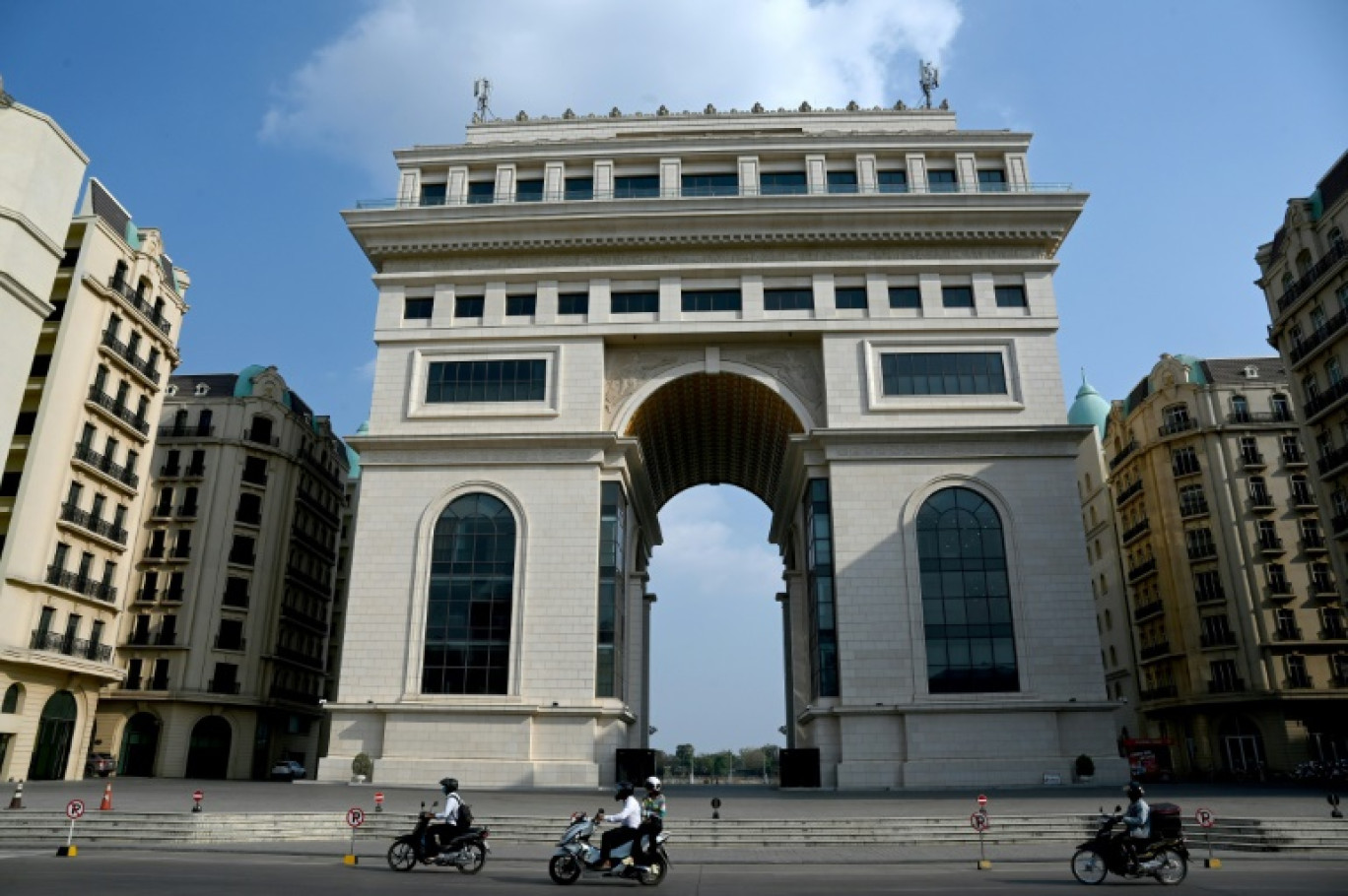 Le bâtiment du centre commercial de style parisien dans le quartier "Elysée" en développement sur l'île de Koh Pich, le 4 mars 2024 à Phnom Penh, au Cambodge © TANG CHHIN Sothy