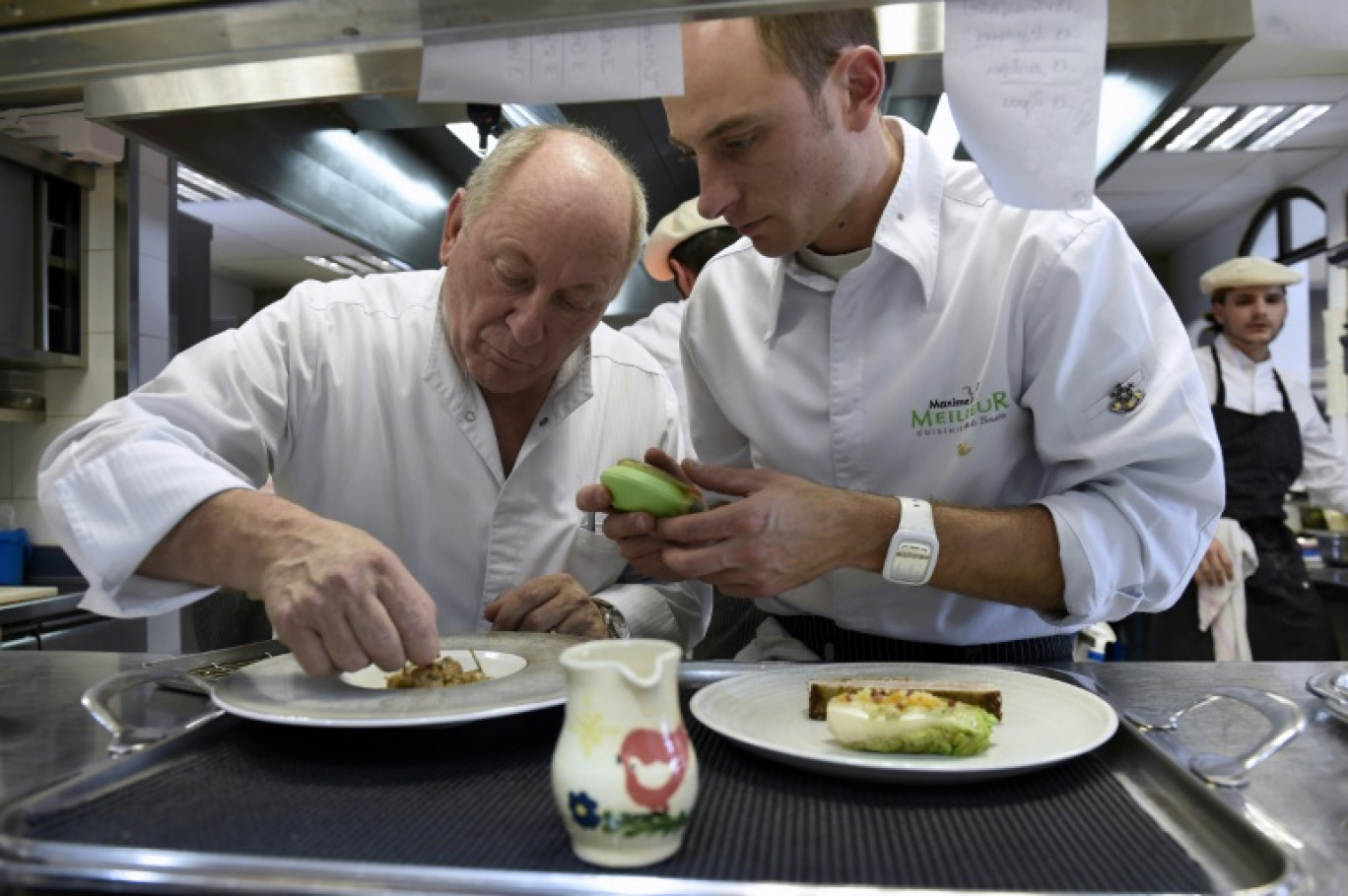 René Meilleur et son fils Maxime au piano dans la cuisine de La Bouitte à Saint-Martin-de-Belleville en Savoie, le 4 févr 2015 © Philippe DESMAZES