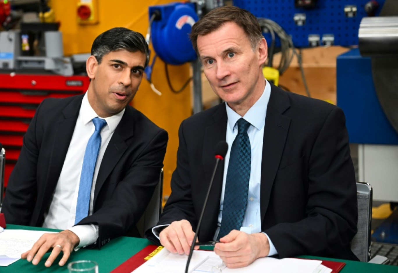 Le ministre des Finances britannique Jeremy Hunt pose avec la boîte rouge contenant le budget, à Londres le 6 mars 2024. © JUSTIN TALLIS