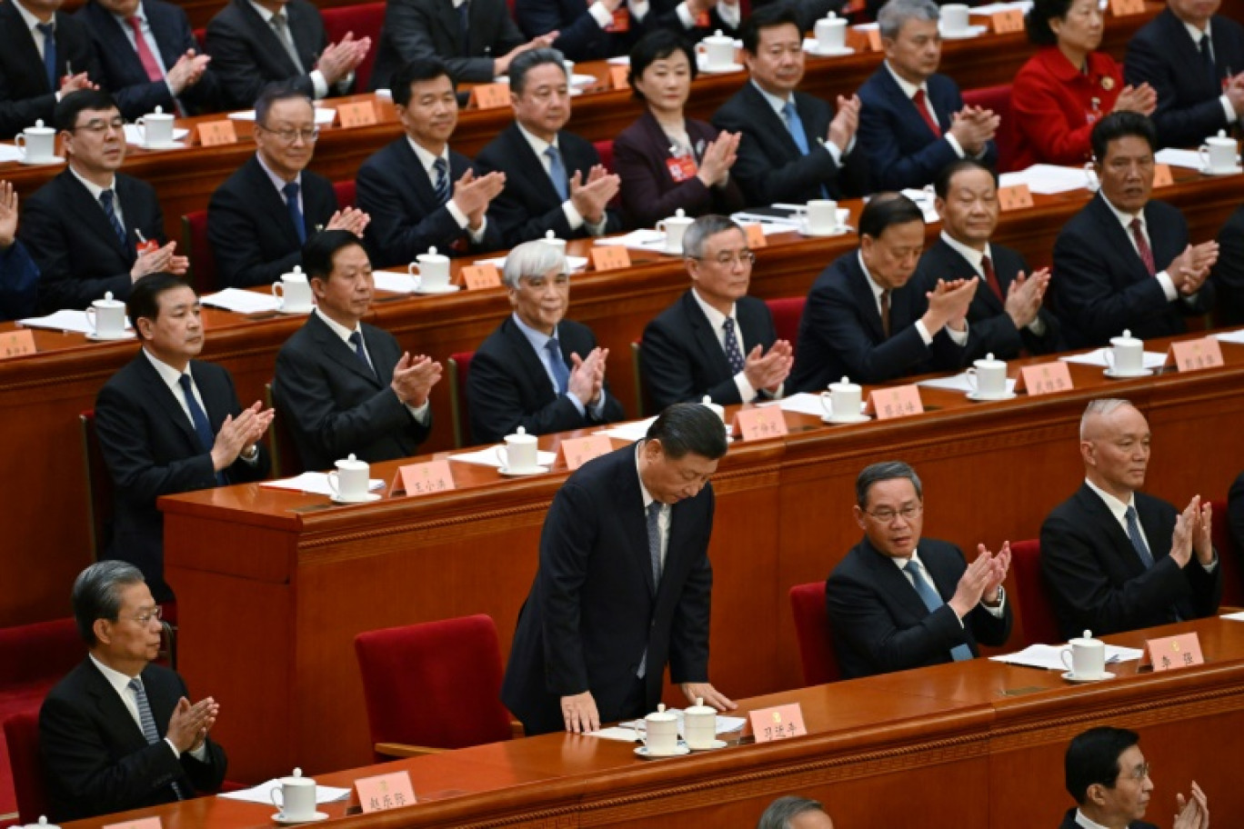 Le président chinois Xi Jinping s'incline lors de la cérémonie d'ouverture de la Conférence consultative politique du peuple chinois, le 4 mars 2024 à Pékin © GREG BAKER