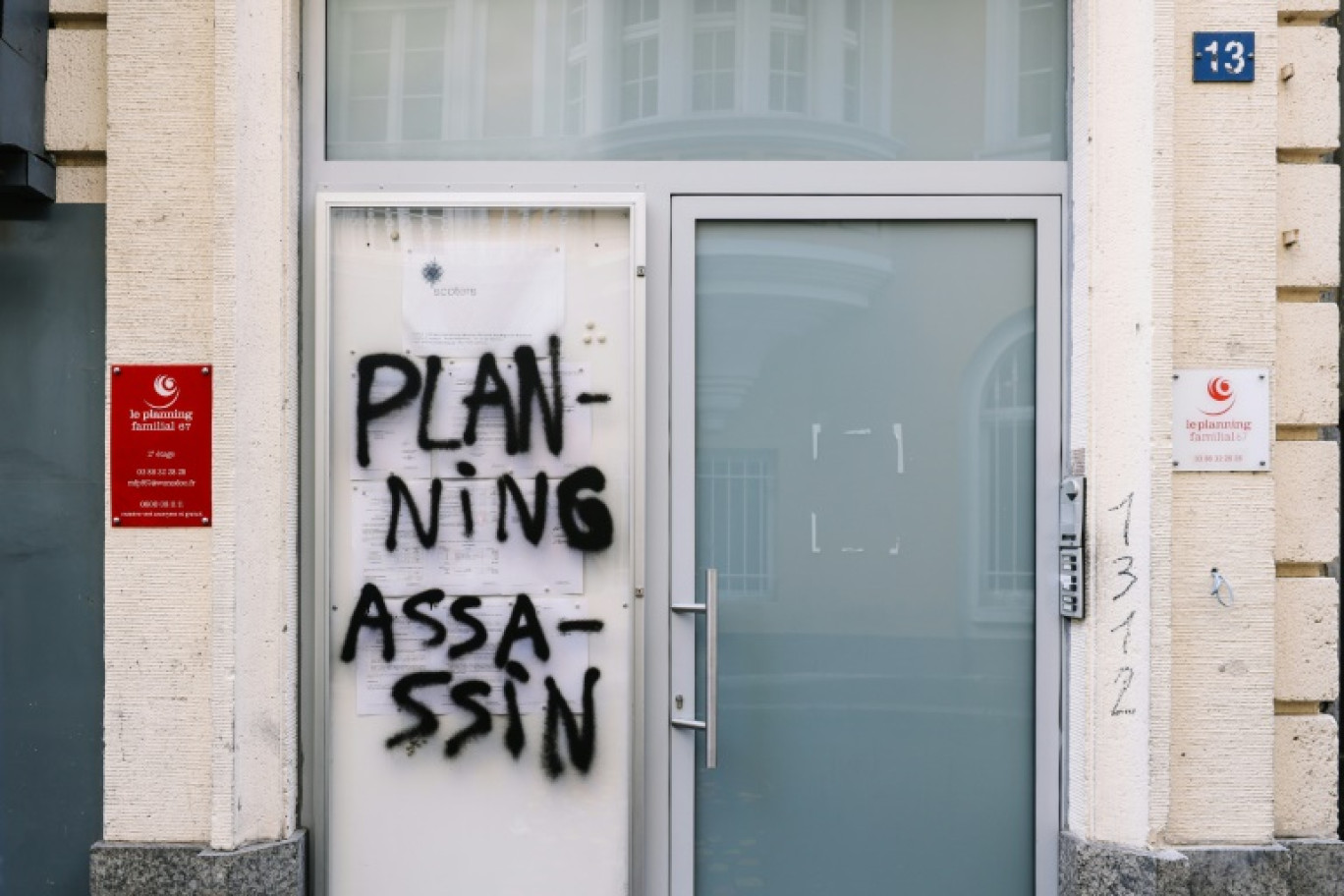 Après l'inscription de l'IVG dans la Constitution, les mots "Planning assassin" ont été tagués sur la devanture du Planning familial de Strasbourg le 5 mars 2024 © ABDESSLAM MIRDASS