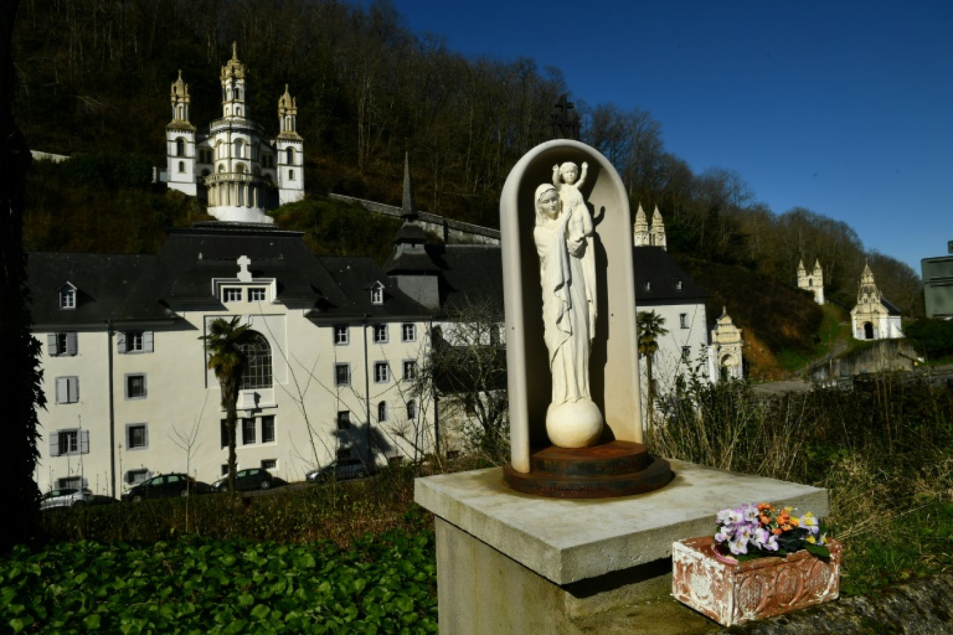 Une statue de la Vierge Marie devant un établissement catholique à Lestelle-Betharram, le 6 mars 2024 dans les Pyrénées-Atlantiques © GAIZKA IROZ