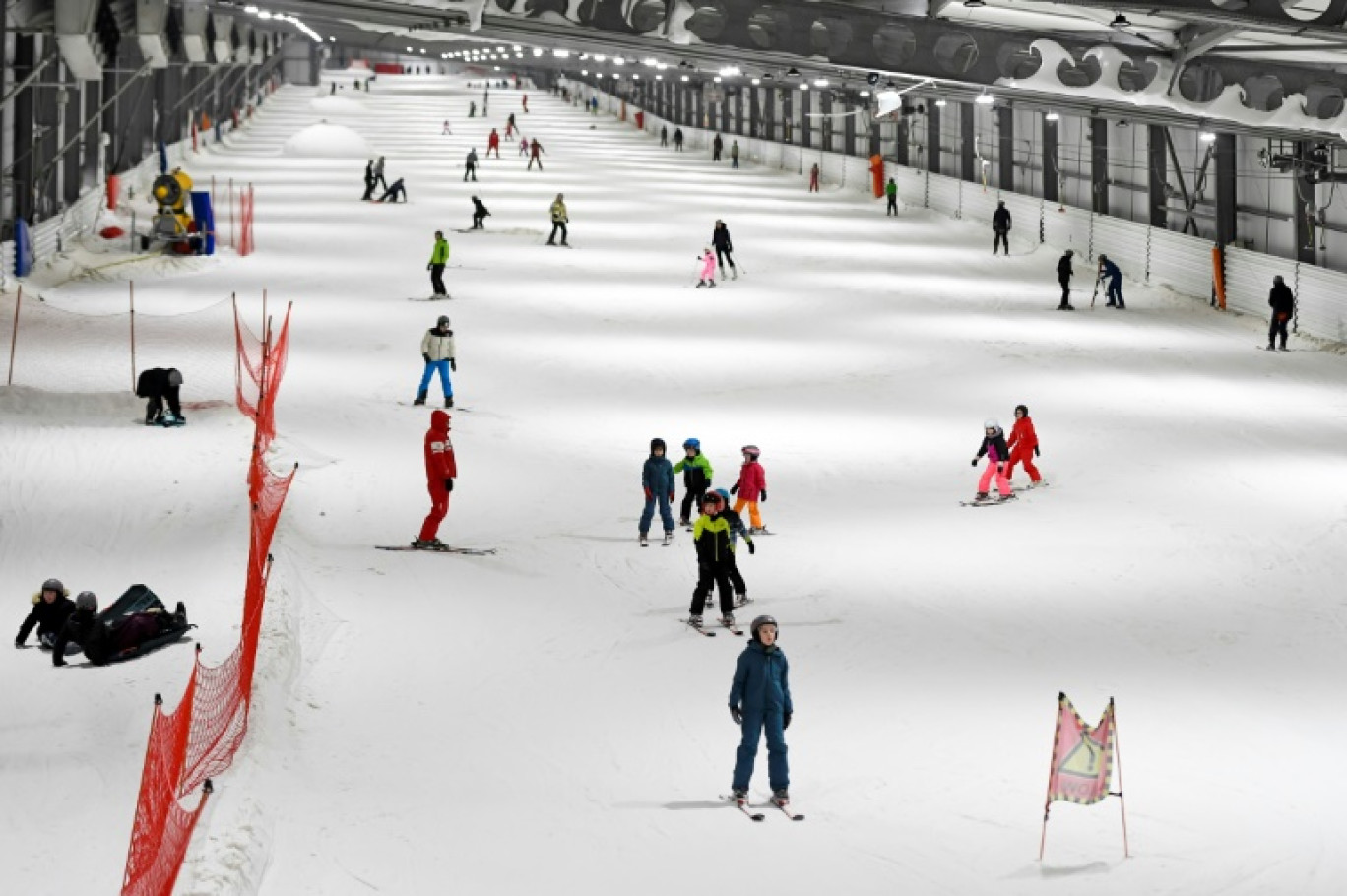 Des skieurs sur une piste indoor du SnowWorld, le 7 mars 2024 à Amnéville, en Moselle © Jean-Christophe VERHAEGEN