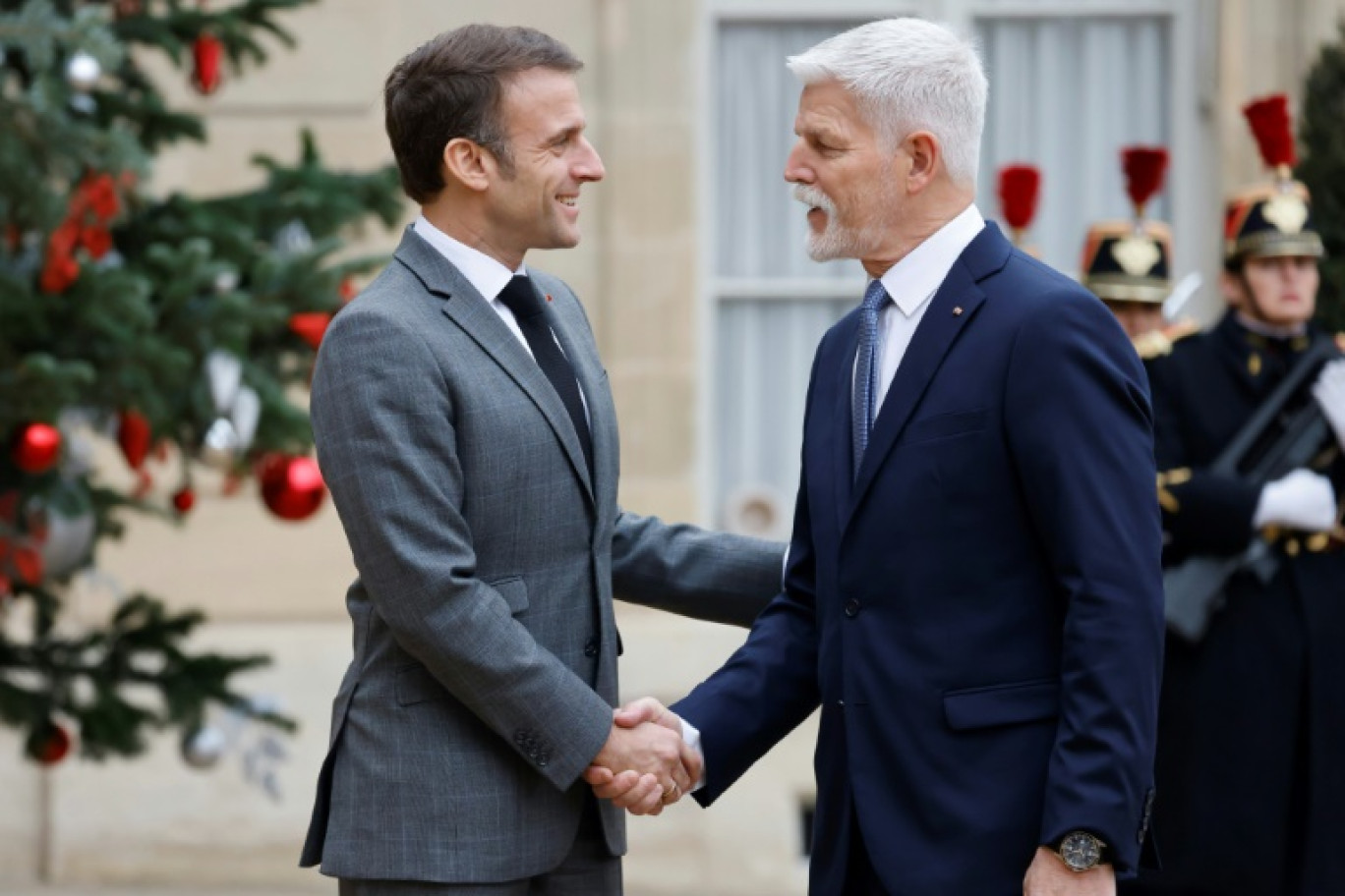 Le président français Emmanuel Macron (G) et son homologue tchèque Petr Pavel (D) à l'Elysée à Paris, le 20 décembre 2023 © Ludovic MARIN