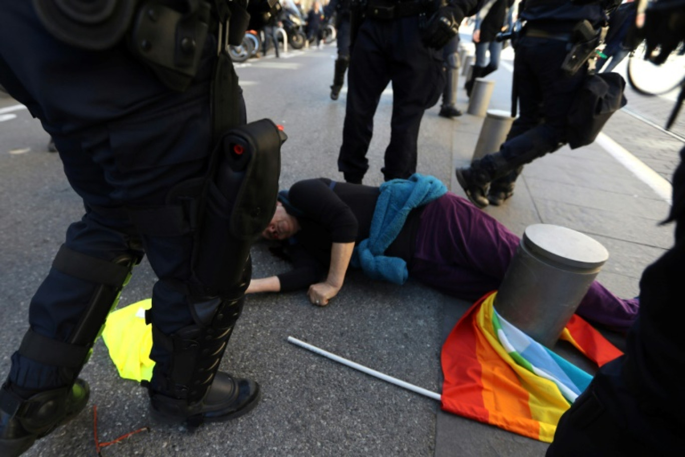 Des policiers se précipitent vers Geneviève Legay, militante d'Attac, effondrée au sol lors d'un rassemblement  des "Gilets jaunes", le 23 mars 2019 à Nice © Valery HACHE