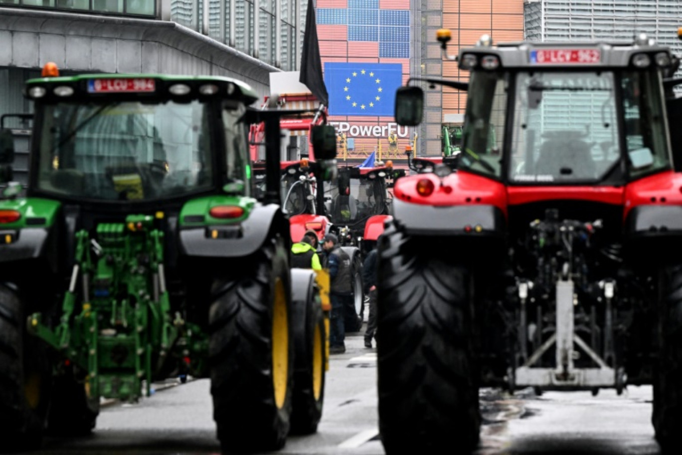 Des tracteurs son stationnés à proximité du Berlaymont, siège de la Commission européenne à Bruxelles, le 26 février 2024 © JOHN THYS