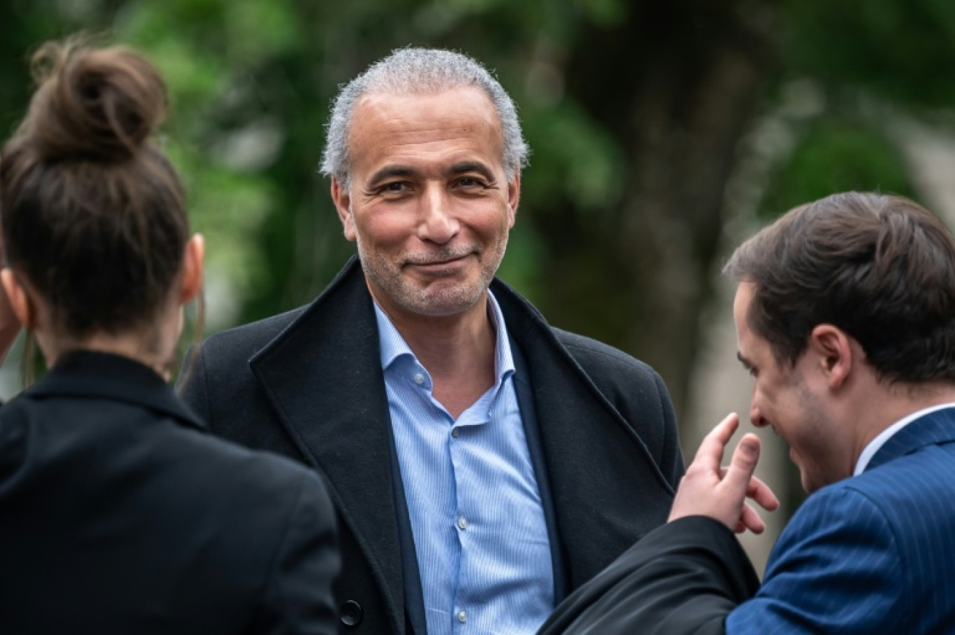 L'islamologue suisse Tariq Ramadan quitte le tribunal à Genève le 24 mai 2023 après avoir été acquitté au terme d'un procès pour "viol" et "contrainte sexuelle", dans un dossier vieux de 15 ans © Fabrice COFFRINI