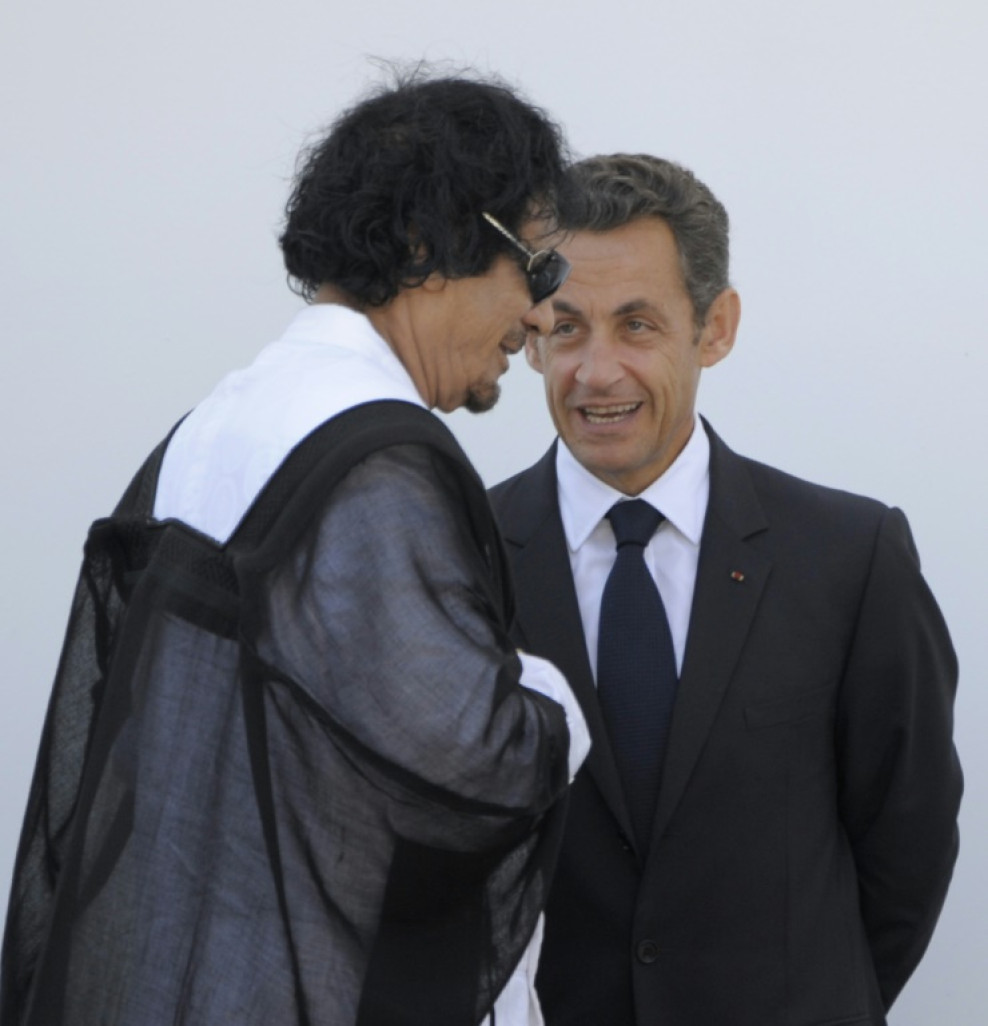 Le dictateur libyen Mouammar Kadhafi et Nicolas Sarkozy lors d'un sommet du G8 à L'Aquila en Italie le 10 juillet 2009 © TOSHIFUMI KITAMURA