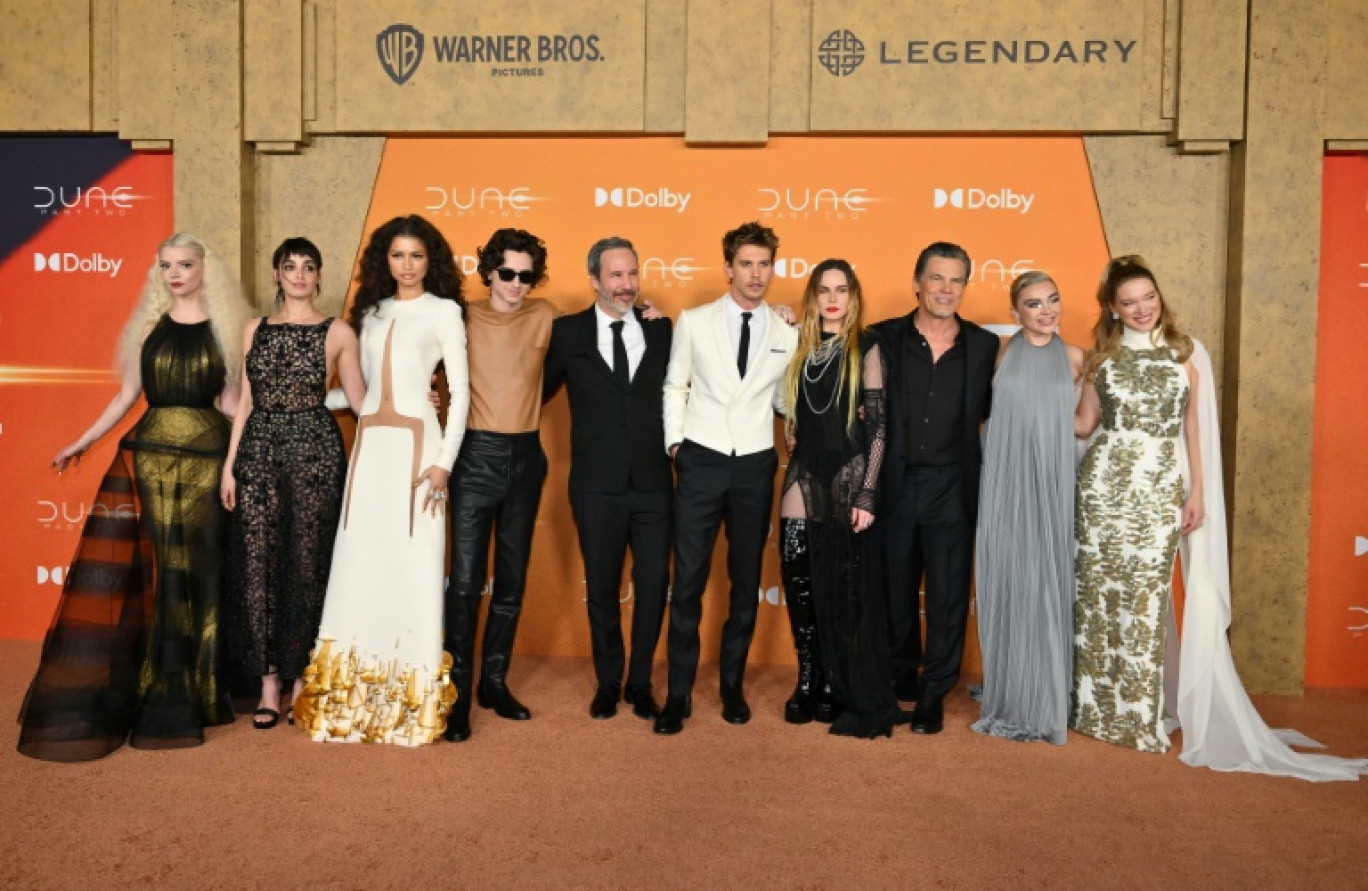 Anya Taylor-Joy, Souheila Yacoub, Zendaya, Timothee Chalamet, Denis Villeneuve, Austin Butler, Rebecca Ferguson, Josh Brolin, Florence Pugh et Lea Seydoux (de gauche à droite) arrivent pour la première de Dune II au Lincoln Center à New York, le 25 février 2024 © ANGELA WEISS