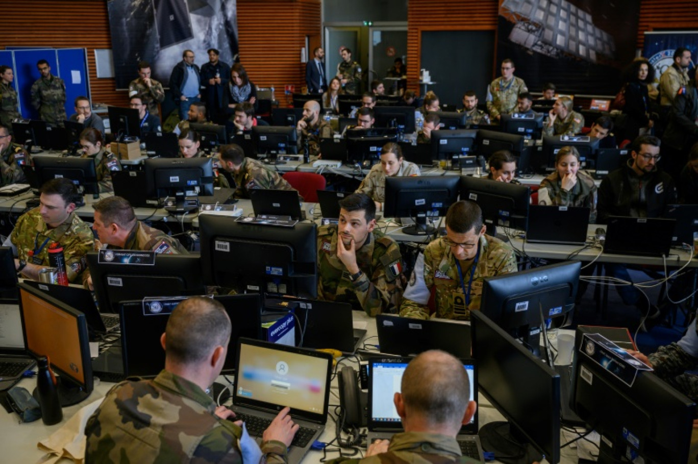 Des participants de divers pays, dont des membres de l'Armée de l'air et de l'espace (AAE) française, lors de la 4e édition de l'exercice spatial militaire Aster X au Centre national d'études spatiales (CNES) à Toulouse, le 7 mars 2024 © Ed JONES