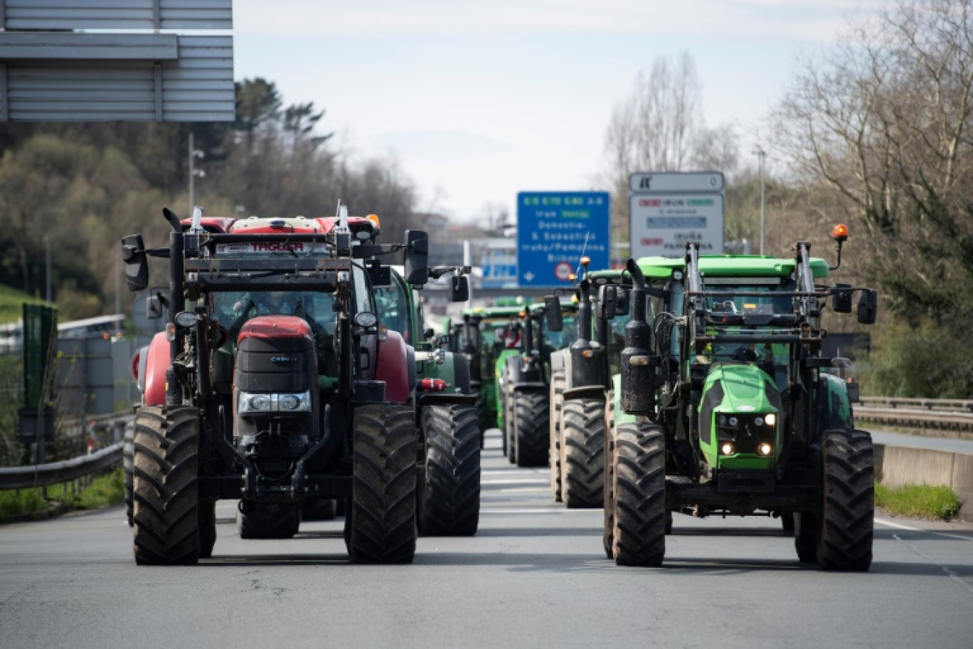 Des agriculteurs roulent vers la frontière franco-espagnole pour bloquer le péage frontalier de Biriatou, le 7 mars 2024 © ANDER GILLENEA