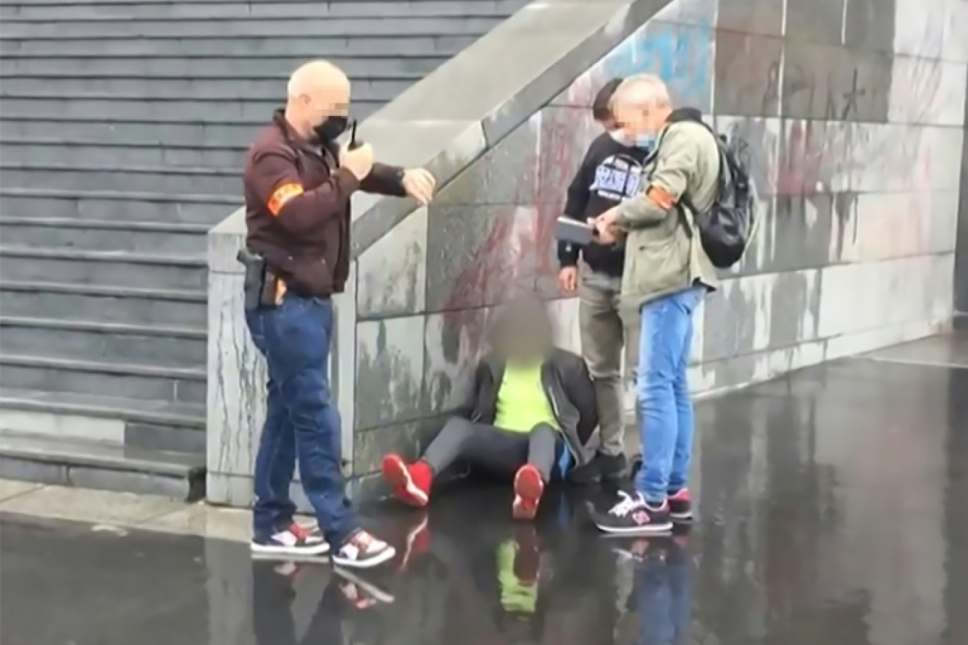 Capture extraite d'une vidéo obtenue par l'AFP, montrant la police arrêtant un suspect près des anciens locaux du magazine satirique français Charlie Hebdo, à Paris le 25 septembre 2020 © Laura CAMBAUD