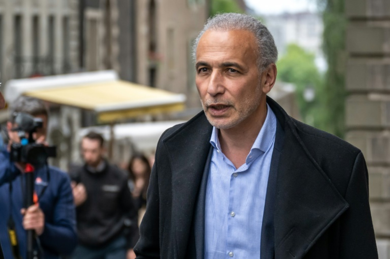 L'islamologue suisse Tariq Ramadan quitte le tribunal à Genève le 24 mai 2023 après avoir été acquitté au terme d'un procès pour "viol" et "contrainte sexuelle", dans un dossier vieux de 15 ans © Fabrice COFFRINI