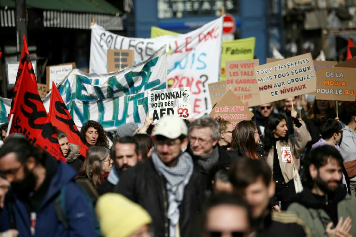 Des manifestants brandissent des pancartes alors qu'ils marchent vers le ministère de l'Éducation nationale, à Paris, le 7 mars 2024 © Guillaume BAPTISTE