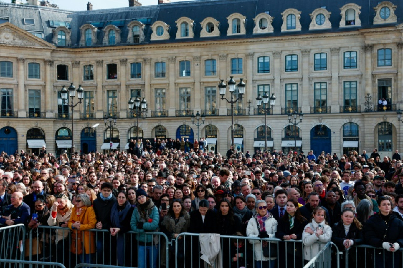 Des personnes rassemblées place Vendôme, à Paris, pour assister à la cérémonie scellant le droit  à l'avortement dans la Constitution française, à l'occasion de la Journée internationale des droits des femmes, le 8 mars 2024 © Gonzalo Fuentes