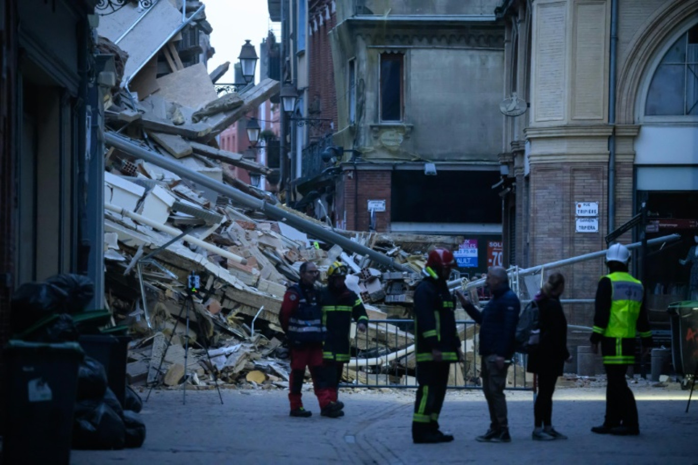 Des pompiers devant l'immeuble effondré de la rue Saint-Rome à Toulouse, le 9 mars 2024 © Ed JONES