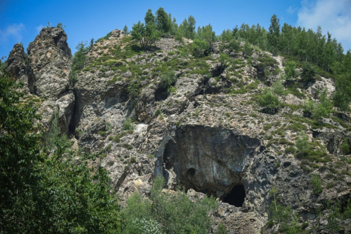 L'entrée d'une galerie de prospection aurifère dans le village de Rosia Montana, le 13 juillet 2021 en Roumanie © Daniel MIHAILESCU