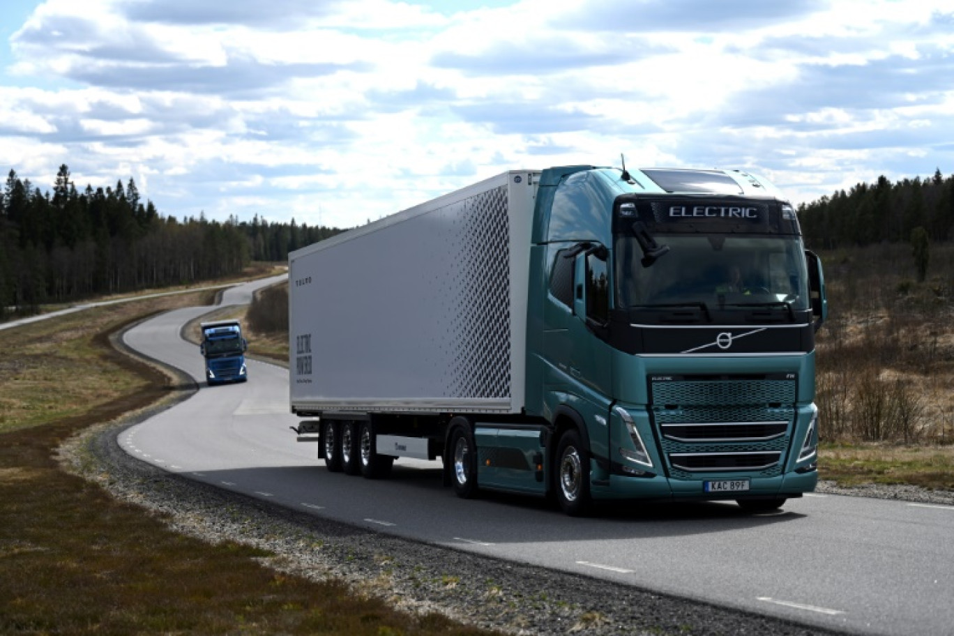 Un camion électrique Volvo (devant) et un camion à pile à combustible Volvo (derière) roulent sur le terrain d'essai de l'entreprise à Hällered, à l'est de Göteborg, en Suède, le 4 mai 2023. © Sergei GAPON