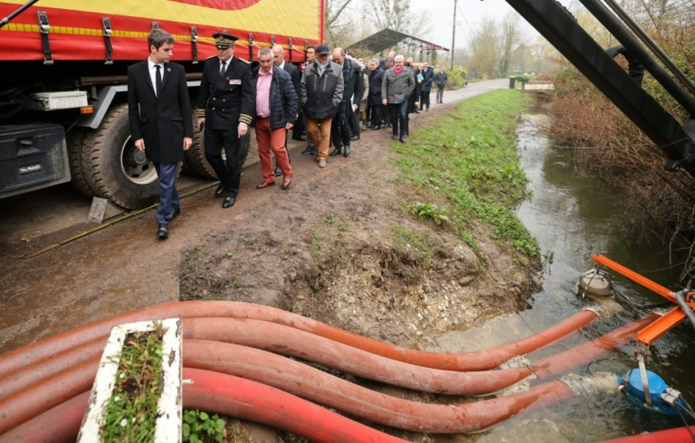 Gabriel Attal et le préfet du Pas-de-Calais Jacques Billant, le 11 mars 2024, à La Calotterie où des pompes de désengorgement ont été installées après les récentes inondations © Francois LO PRESTI