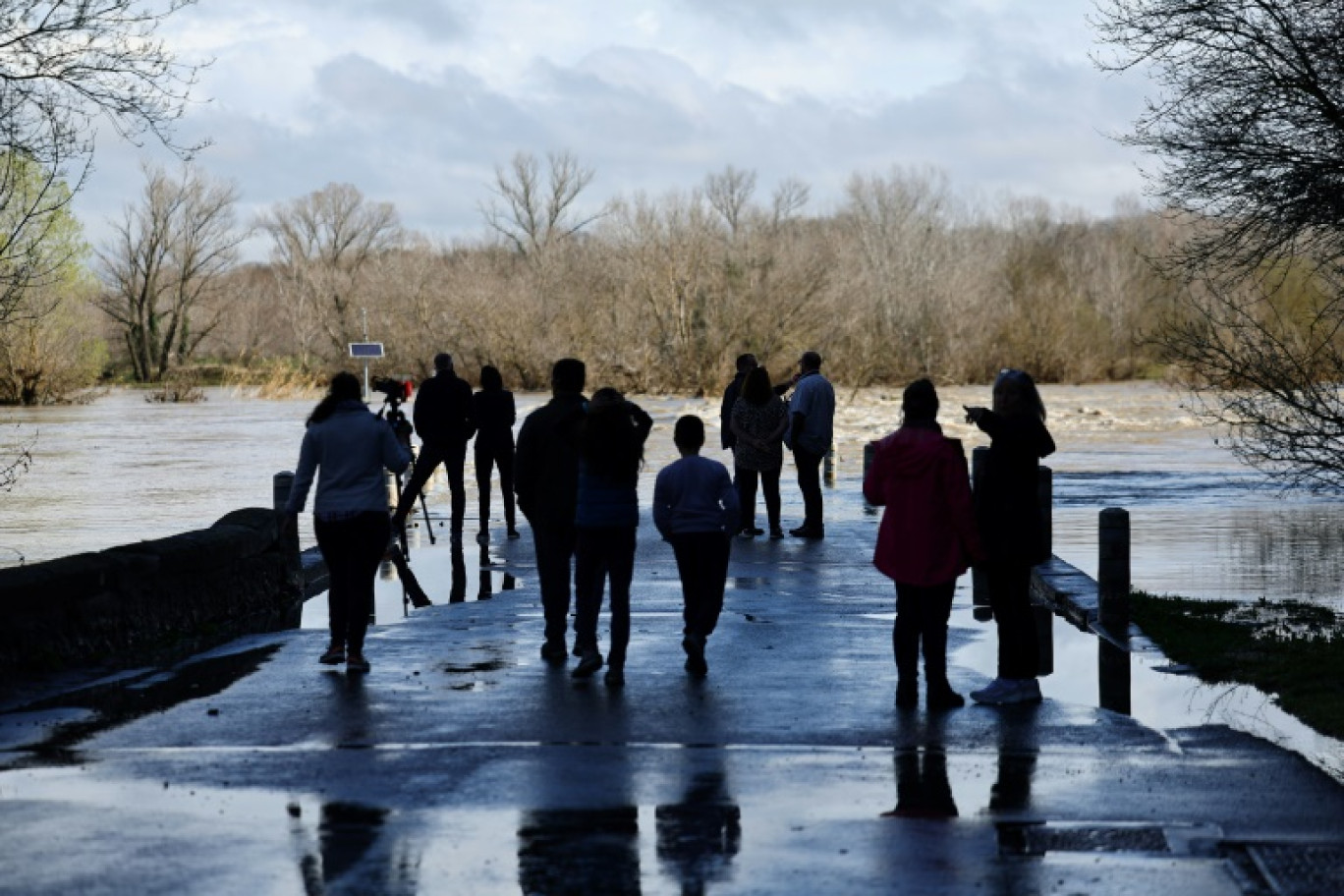 Un pont submergé par les crues dans le Gard, le 10 mars 2024, à Dions © CLEMENT MAHOUDEAU