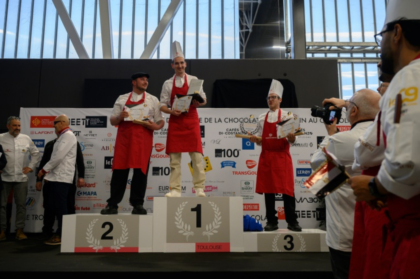 Le boulanger français Dimitri Bordon (C), vainqueur de la coupe du monde de la chocolatine et du pain au chocolat, le 10 mars 2024 à Toulouse © Ed JONES