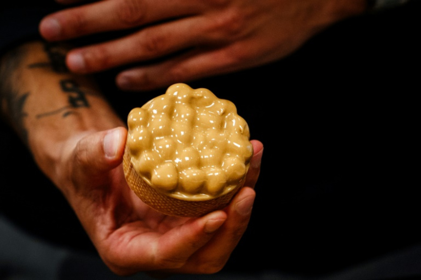 Le chef pâtissier niçois Philippe Tayac prépare des tartelettes aux noisettes et au chocolat "blond" chez le chocolatier Valrhona à Paris le 1er mars 2024 © Dimitar DILKOFF