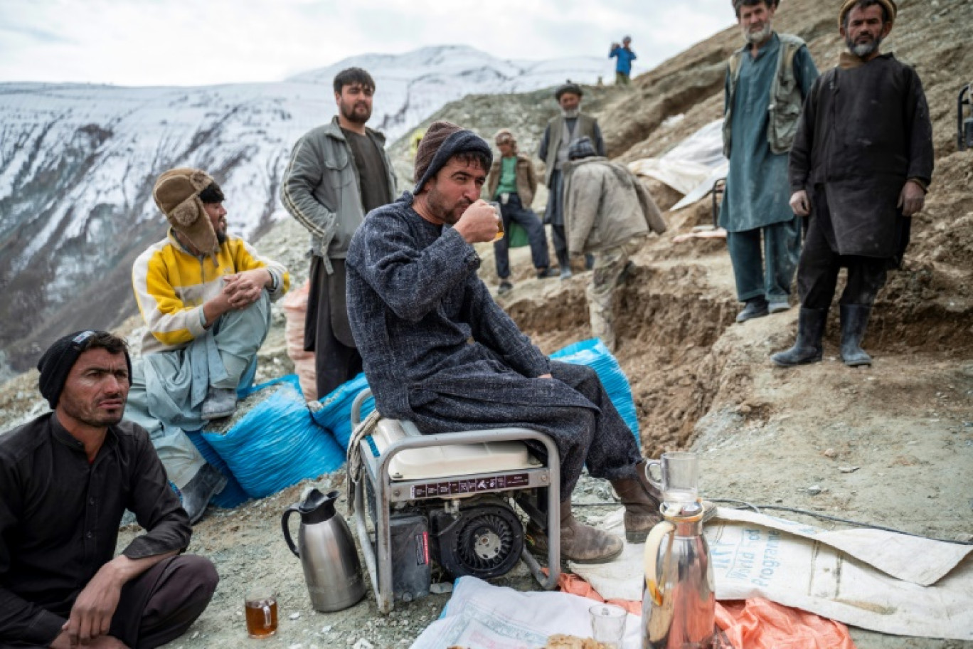 Des mineurs font une pause à l'extérieur d'une mine d'or dans les montagnes du district de Yaftal Sufla, dans la province du Badakhshan, le 24 février 2024 en Afghanistan © Wakil KOHSAR