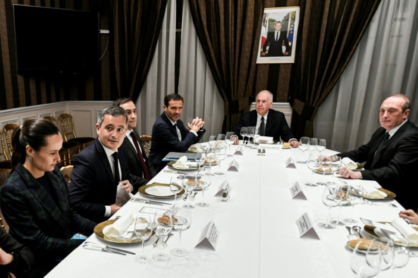 Le ministre de l'Intérieur Gérald Darmanin (2e g) lors d'un dîner avec le sénateur corse Jean-Jacques Panunzi (2e d) et d'autres représentants politiques corses, le 26 février 2024 à Paris © STEPHANE DE SAKUTIN