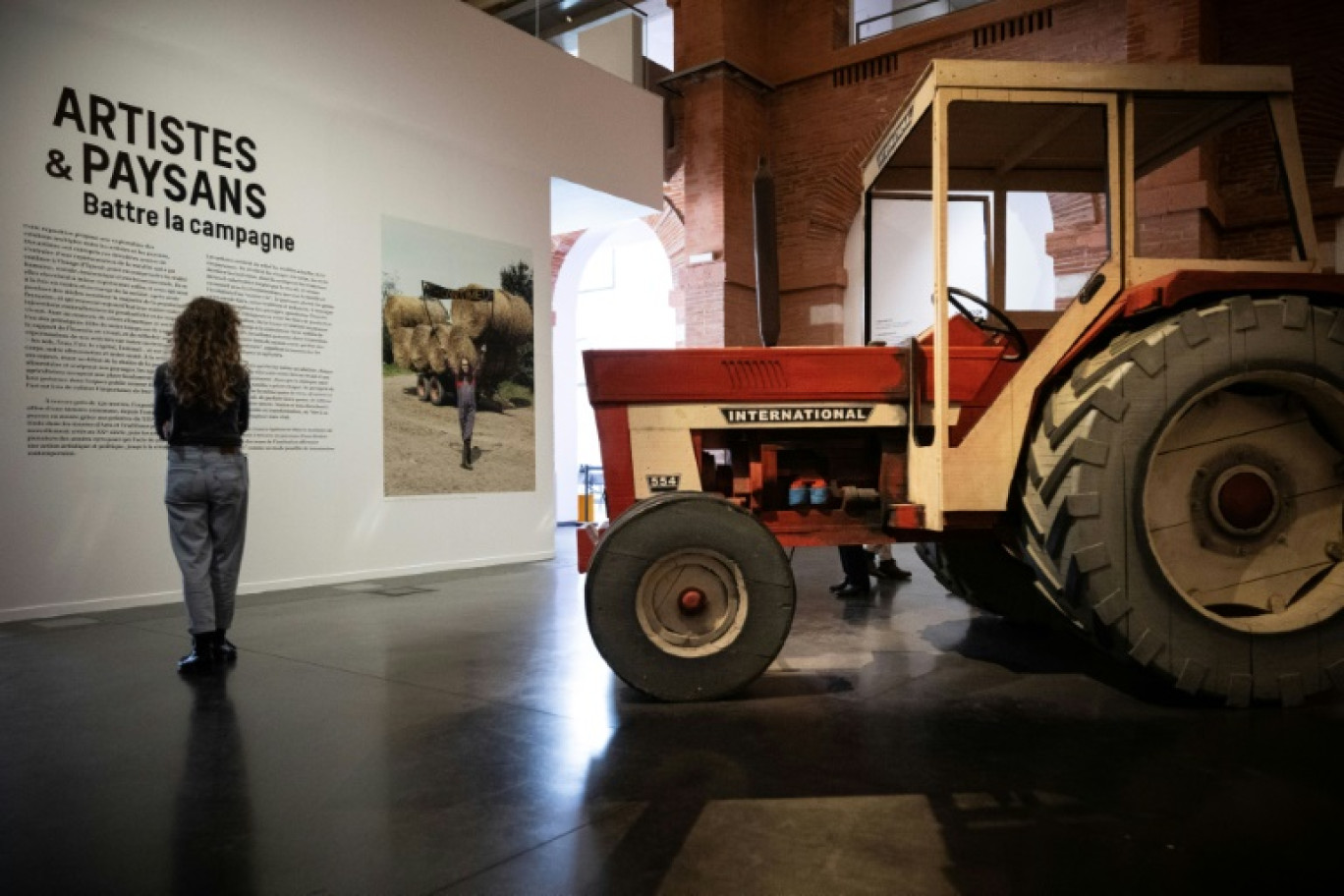 Une visiteuse de l'exposition "Artistes et Paysans. Battre la campagne" au musée d'art contemporain des Abattoirs de Toulouse, le 8 mars 2024 © Lionel BONAVENTURE