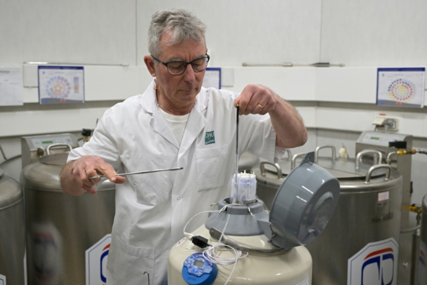 Un technicien prépare des paillettes de sperme congelé dans l'azote liquide au Centre d'étude et de conservation des œufs et du sperme humains (CECOS) du CHU de Rennes, le 12 mars 2024 © Damien MEYER