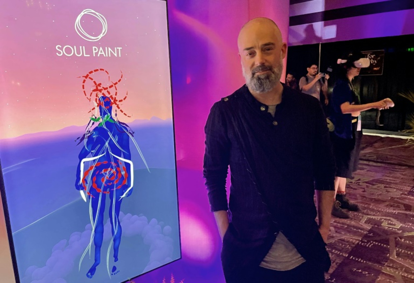 Niki Smit, un des inventeurs de Soul Paint, à côté d'un dessin réalisé par un des utilisateurs de l'application qui permet de représenter ses émotions sur son corps, au festival SXSW d'Austin, Texas, le 12 mars 2024 © Julie JAMMOT