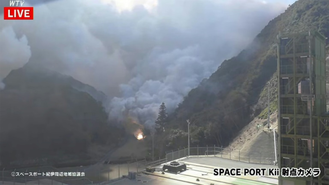 Image diffusée par l'AFPTV à partir d'une vidéo en ligne de Wakayama Telecasting Corp. (WTV), le 13 mars 2024, montrant l'explosion d'une fusée après son lancement par la startup japonaise Space One depuis la péninsule de Kii, à Kushimoto, dans le département de Wakayama © -