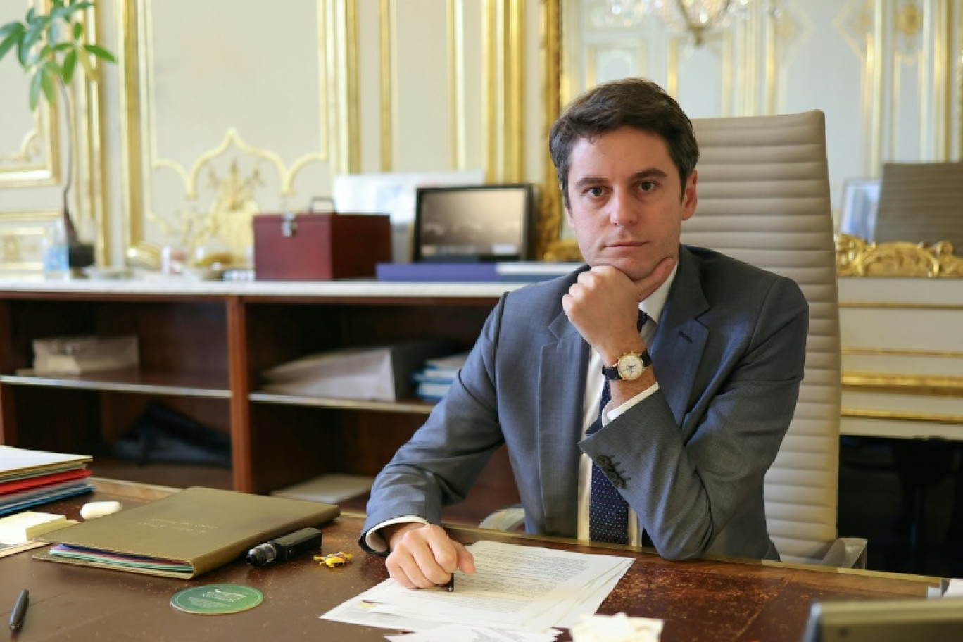 Le Premier ministre Gabriel Attal pose dans son bureau à l'Hôtel  Matignon à Paris le 13 mars 2024 © Thomas SAMSON