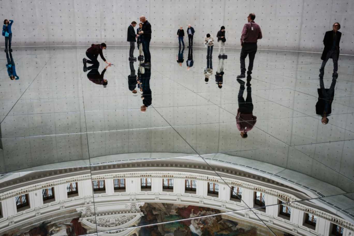 Des visiteurs devant l'œuvre de l'artiste sud-coréene Kimsooja, à Paris, le 13 mars 2024 © Dimitar DILKOFF