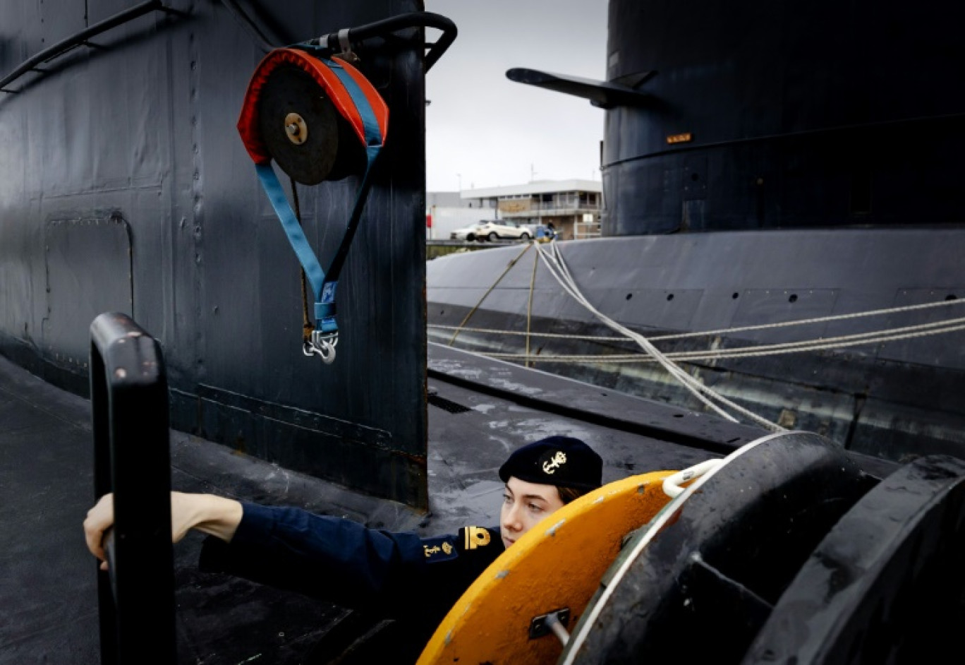 Une membre de l'armée des Pays-Bas se tient à l'entrée d'un sous-marin néerlandais, le 22 janvier 2020 au Helder aux Pays-Bas © Robin VAN LONKHUIJSEN