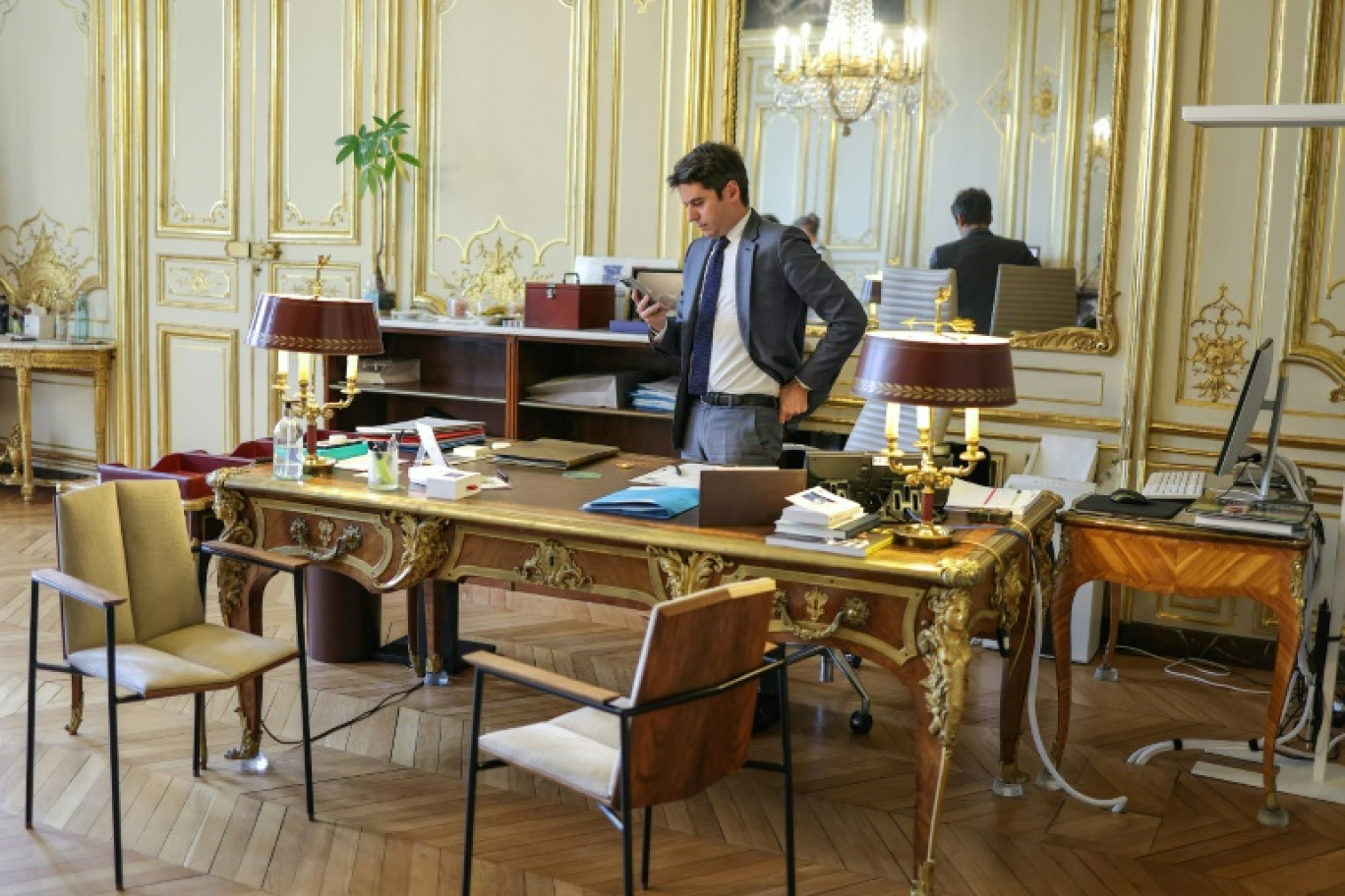 Le Premier ministre Gabriel Attal dans son bureau à l'Hôtel Matignon à Paris le 13 mars 2024 © Thomas SAMSON