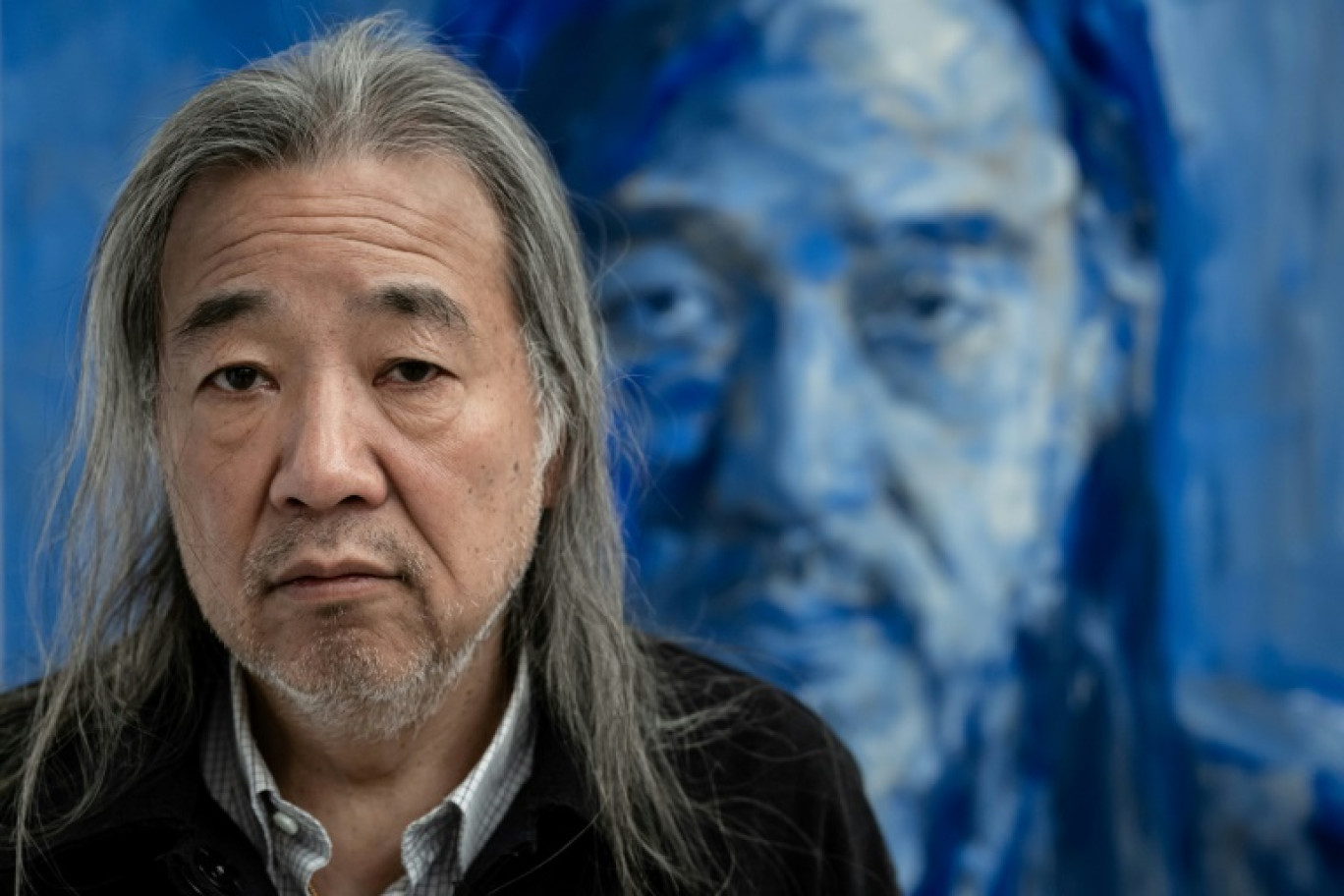 Le peintre Yan Pei-Ming devant un autoportrait, le 13 mars 2024, à Dijon © ARNAUD FINISTRE