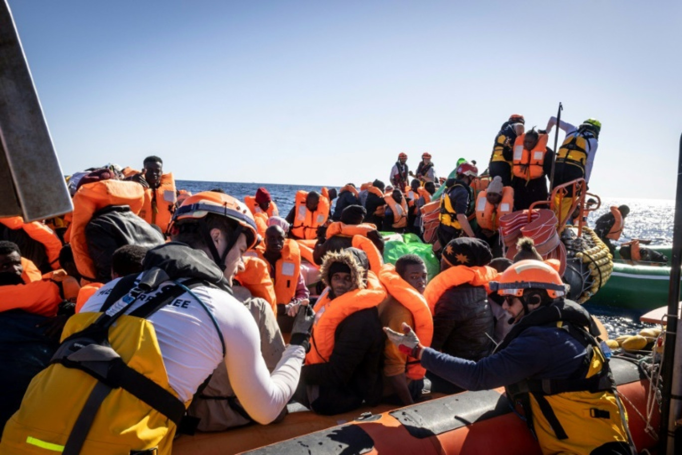 Photo fournie le 14 mars 2024 par l'ONG SOS Méditerranée montrant une opération de secours de migrants menée par l'ONG la veille © Johanna de TESSIERES